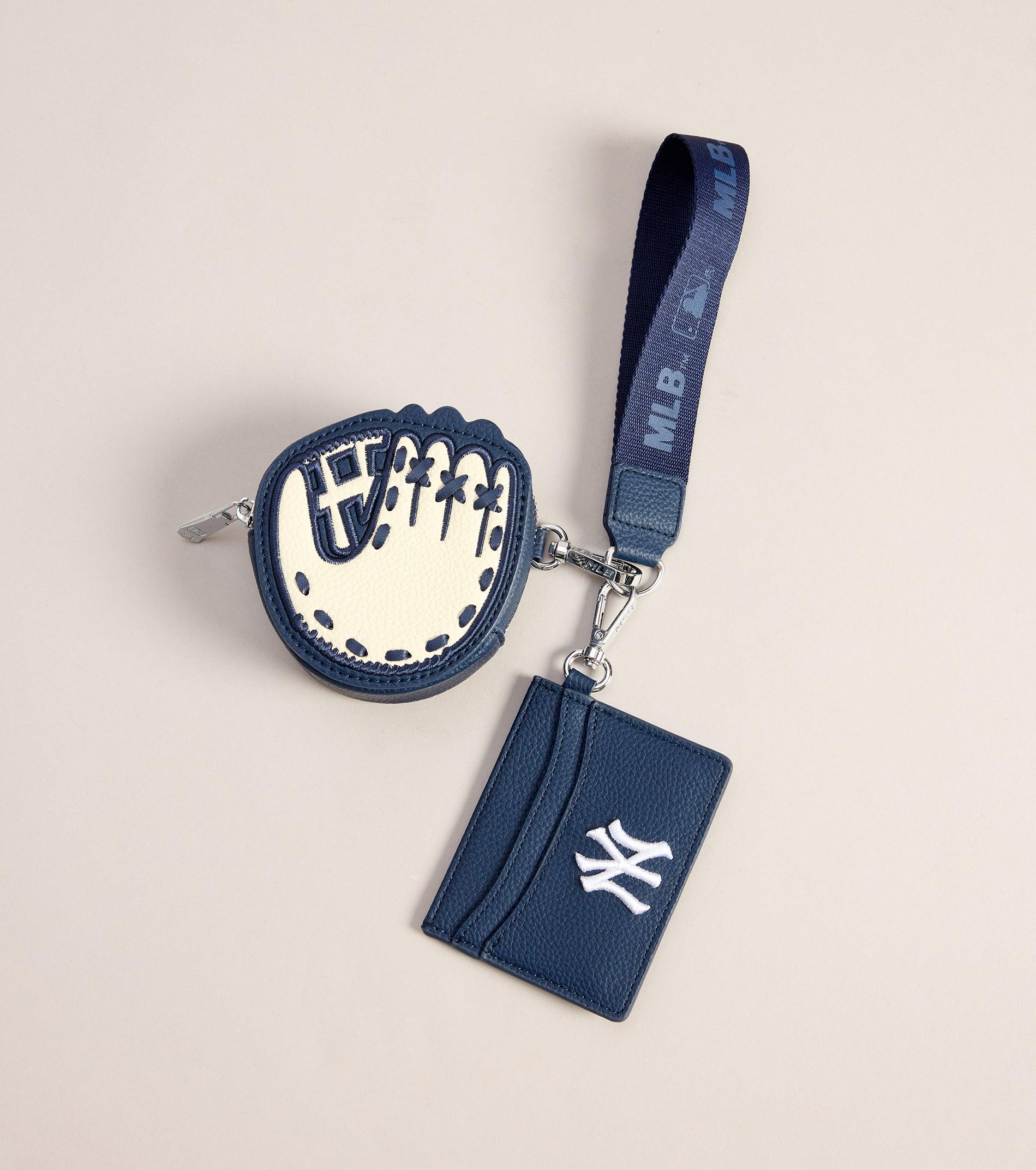 07203-000167_1_NAVY_CityChicNYYankeesWristletWallet